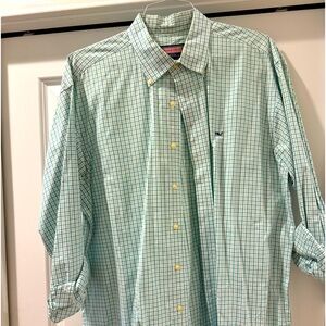 Vineyard Vines button down. Great condition!